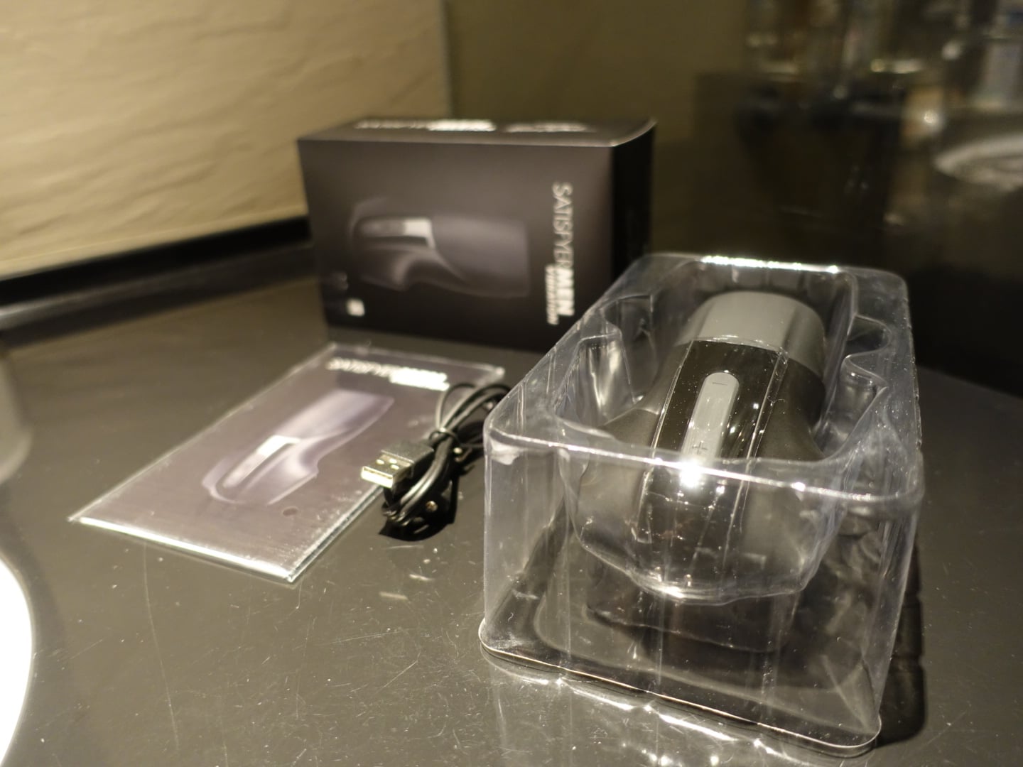 SATISFYER MEN VIBRATION 震動紓壓器 飛機杯 開箱:主體、USB 磁吸充電線、說明書