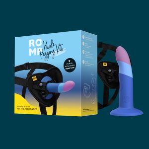 ROMP Piccolo with Harness 組合包官方產品照:包裝盒、可調式穿戴環帶與藍紫色本體,深青色品牌背景